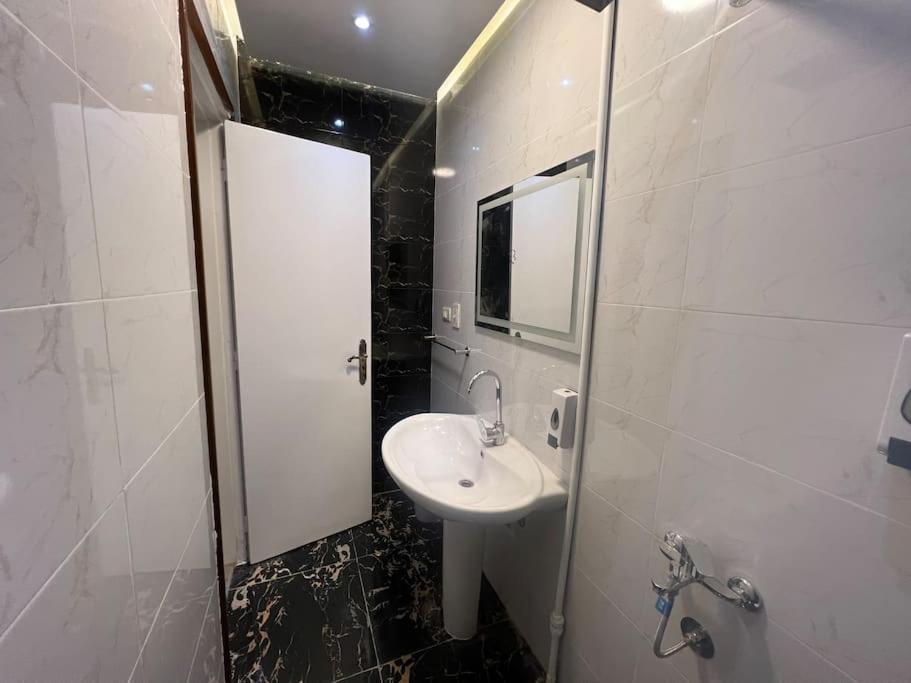 Luxury Apartment Downtown Кайро Екстериор снимка