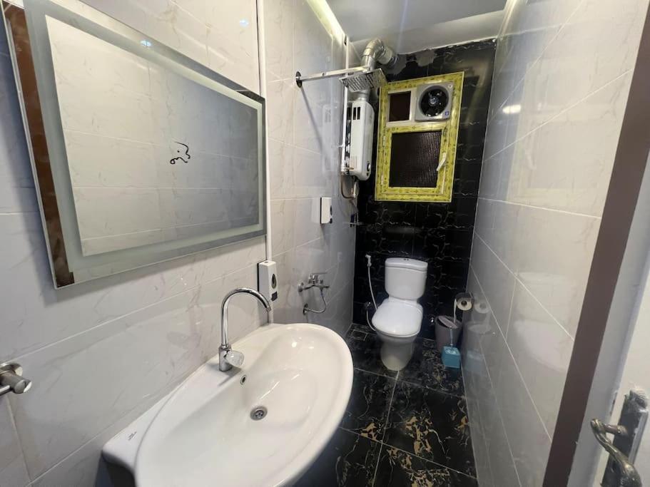 Luxury Apartment Downtown Кайро Екстериор снимка