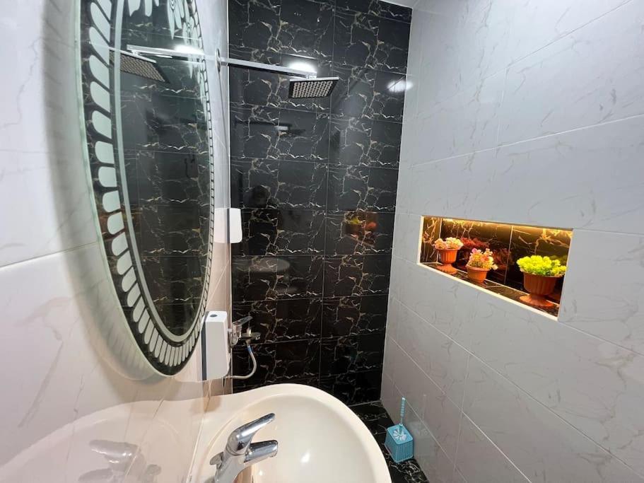 Luxury Apartment Downtown Кайро Екстериор снимка